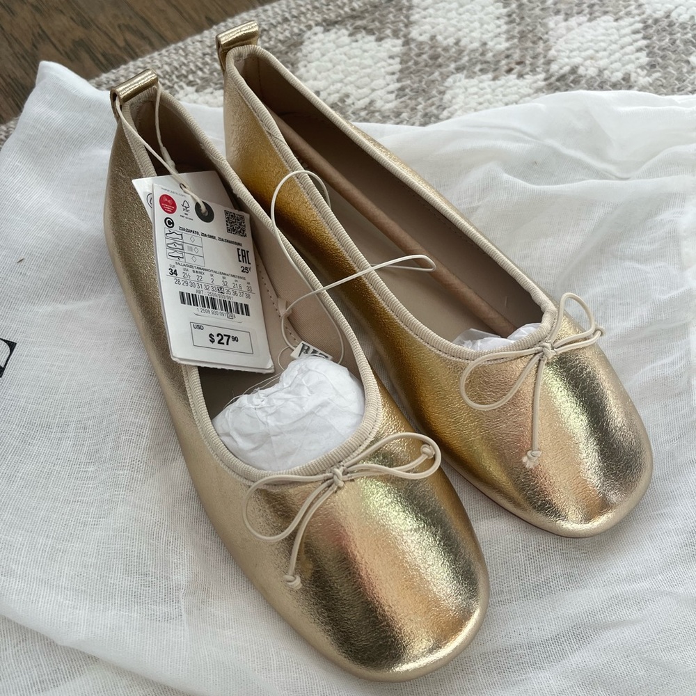 NWT Zara Girls Size 34 (size 2.5) Gold Flats